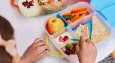نصائح لاختيار حافظات الطعام و"مطرات الماء" للأطفال