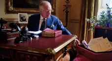 الملك تشارلز يظهر في صورة مع "الصندوق الأحمر"