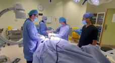 فريق من الخدمات الطبية يجري عملية الأولى من نوعها في الأردن