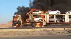 حريق مقطورة محملة بمركبات على طريق وادي عربة