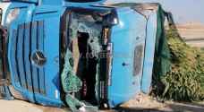 وفاة بانقلاب شاحنة محملة بالخضار على طريق الأزرق