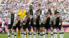 لاعبو ألمانيا يكمّون أفواههم قبيل مباراتهم مع اليابان في كأس العالم