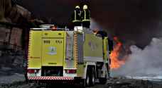 إخماد حريق ضخم عقب انقلاب شاحنة وقود في جدة