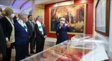 الملك يزور مقام الشهيد ويتجول في المتحف الوطني للمجاهد بالجزائر