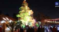 إضاءة شجرة عيد الميلاد في مدينة الحسين للشباب - فيديو