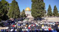 عشرات الآلاف يؤدون صلاة الجمعة في المسجد الأقصى