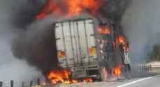 تدهور شاحنة واشتعالها على أوتستراد الزرقاء