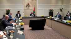 الملك يجتمع مع مسؤولين في قصر الحسينية
