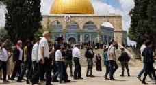 بحراسة مشددة.. مستوطنون متطرفون يقتحمون الأقصى