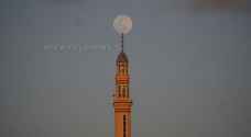 تعامد القمر مع أعلى مأذنة مسجد في مأدبا - صور