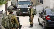 الاحتلال يعتقل فلسطينيين بزعم مساعدة منفذ عملية تل أبيب