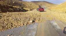انجرافات للتربة تسفر عن إغلاقات مؤقتة لطريق جبل نيبو - البحر الميت -صور وفيديو