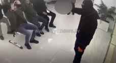 شاهد بالفيديو.. سطو على أحد البنوك في الخليل