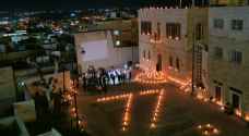 مأدبا تضاء بالشموع لإبراز الطابع التراثي