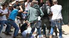 بالصور: مستوطنون يعتدون بوحشية على فلسطينيين في القدس المحتلة
