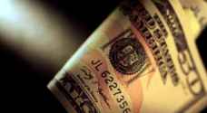 الدولار يرتفع ومخاوف من تباطؤ النمو الاقتصادي