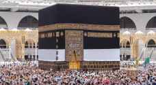 مئات آلاف الحجّاج يؤدون "طواف القدوم" حول الكعبة الأحد