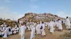 ضيوف الرحمن يقفون على صعيد عرفات لأداء ركن الحج الأعظم - فيديو