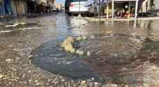 المياه العادمة تغرق الوسط التجاري في المفرق منذ ٢٠ يوما