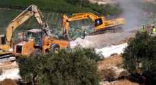 الاحتلال يجرف أراضٍ ويقتلع عشرات أشجار الزيتون في شمال سلفيت