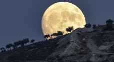 شاهد بالفيديو.. القمر العملاق يُضيء سماء الأردن مساء الثلاثاء