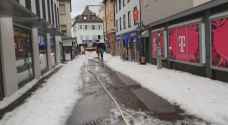 بلدة ألمانية تزيل الثلوج من شوارعها خلال شهر آب - فيديو