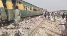 وفيات وإصابات بحادث قطار مروع خرج عن مساره في الباكستان -فيديو