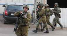 الاحتلال يعتقل ٢٥ فلسطينيًا في الضفة