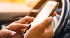 الأمن: ٥٠ دينارا غرامة استخدام الهاتف أثناء القيادة