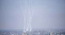 إعلام عبري: إطلاق وابل كبير من الصواريخ من قطاع غزة