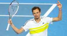 مدفيديف يتخطى تسيتسيباس بصعوبة ويبلغ النهائي دورة فيينا