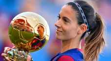 نجمة برشلونة تقدم الكرة الذهبية للجماهير
