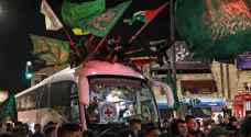 بالفيديو.. انطلاق حافلات الأسرى المحررين من سجن "عوفر" باتجاه رام الله
