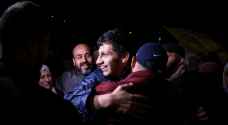 ٣٠ أسيرا فلسطينيا ضمن الدفعة الخامسة للتبادل يعانقون الحرية
