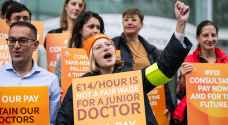 الأطباء البريطانيون ينفذون أكبر اضراب في تاريخ هيئة الخدمات
