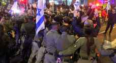غضب وعنف.. الآلاف يتظاهرون في تل أبيب ويصفون نتنياهو بالفاشل - فيديو وصور