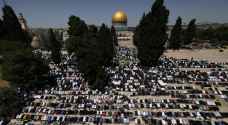 ٣٠ ألف مصل يؤدون الجمعة في الأقصى والاحتلال يشدد الخناق