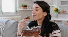 طعام غير منضبط.. دراسة تكشف سبب رغبة السيدات الشديدة في تناول السكريات