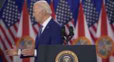 بالفيديو.. بايدن يصافح "شبحا" بعد خطابه ويثير جدلا