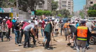 الغزيون يواصلون حملة "حنعمرها" لإزالة آثار عدوان الاحتلال الإسرائيلي