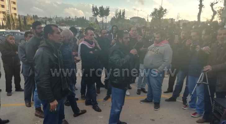 وقفة احتجاجية بالقرب من الدوار الرابع.. فيديو وصور وقفة احتجاجية بالقرب من الدوار الرابع.. فيديو وصور
