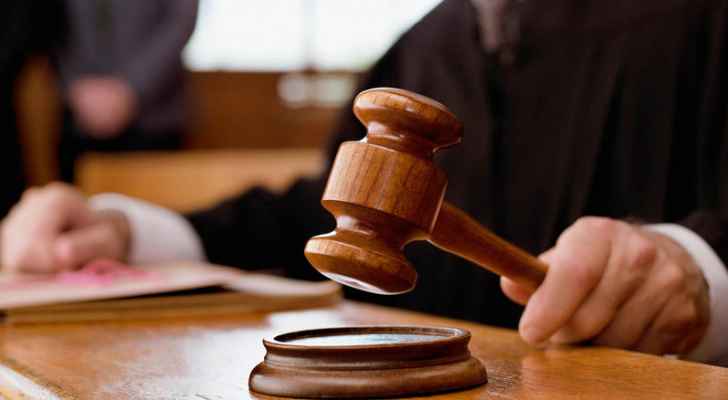 توجيه ٥ تهم لأربعة موظفين حكوميين بقضية تزوير شهادات مطعوم كورونا