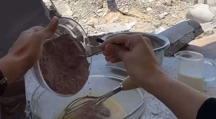 بكل صمود.. فلسطينية تخرج معدات مطبخها من تحت الركام وتحضر الحلوى